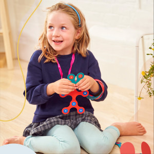 Un sourire radieux et des mains pleines de créativité ! 🤩✨
 
Cette petite fille, assise dans son salon, commence une nouvelle aventure avec Clixo ! ✅ Les pièces magnétiques colorées prennent vie sous ses doigts et son regard pétillant semble inviter quelqu’un à partager, avec elle, ce moment magique de construction ! 🧩
 
#Clixo #MyClixo #Kids #Design #Play #CreativePlay #Kidsactivities #ImaginativePlay
