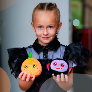 La magie d’Halloween commence ici 🎃 ! 

Notre petite sorcière est prête à faire le tour de son lotissement avec ses adorables peluches ⭐️ @gipsytoys ⭐️. La citrouille et le vampire Squishimals sont les compagnons parfaits pour une soirée pleine de surprises ! 🍭
 
Êtes-vous prêt(e)(s) à ajouter un peu de magie à vos costumes ? 👻
 
#Halloween #Peluches #Doudou #GipsyToys