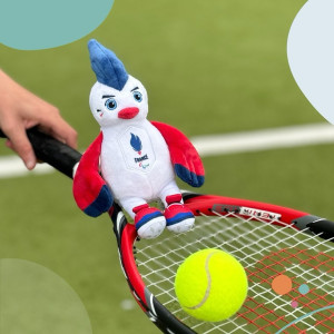 ✨ Entraînement en cours pour notre Coq Équipe de France Paralympique ! 

Notre peluche se prépare avec détermination pour soutenir nos athlètes français sur les courts de tennis 🎾👟 !

Que vous soyez athlète ou en train de les soutenir depuis les tribunes, ce charmant compagnon sera à vos côtés pour vivre intensément chaque moment 🔥 ! 

Prenez vos raquettes, votre peluche et rejoignez-nous pour encourager l’Équipe de France Paralympique 🇫🇷🌟 ! 

Produit Officiel Sous Licence
#Paralympiques2024 #Para #Inclusivité #Paris2024 #GipsyToys