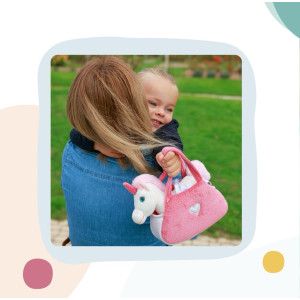 Aujourd’hui, pour la « Journée Internationale du Sourire », rien de plus simple que de dessiner un sourire sur le visage de vos proches… avec une jolie peluche @gipsytoys ! 🤍

Avec notre « Sweety Bag » licorne blanche et rose et son sac rose, imitez maman tout en gardant votre esprit enfantin n’a jamais été aussi facile 👧🏽👧🏼! 
 
Un accessoire fun et toujours à portée de mains 🙌 !
 
#SweetyBag #Peluche #Doudou #GipsyToys #Licorne #Unicorn